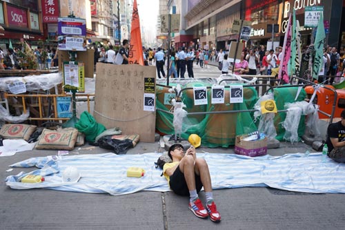 Cảnh sát Hong Kong ồ ạt tiến vào dẹp biểu tình - 1