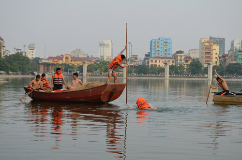 Hà Nội: Tìm thấy nạn nhân đuối nước ở hồ Hoàng Cầu - 1