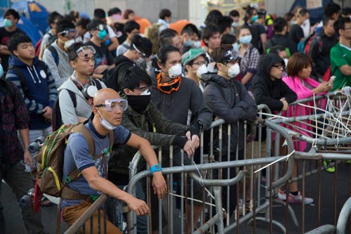 Ảnh: Cảnh sát Hong Kong phá vật cản của phe biểu tình - 1