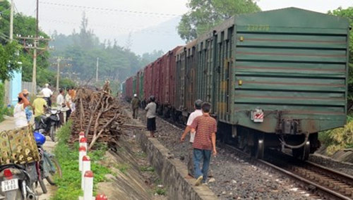 Phú Yên: Nổ ổ dầu, tàu hỏa nghiền nát 7 km tà vẹt - 1