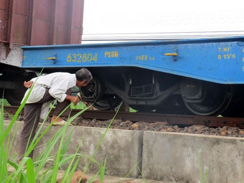 Phú Yên: Nổ ổ dầu, tàu hỏa nghiền nát 7 km tà vẹt - 3