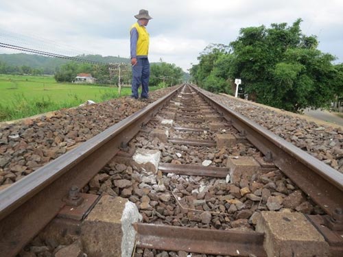 Phú Yên: Nổ ổ dầu, tàu hỏa nghiền nát 7 km tà vẹt - 4