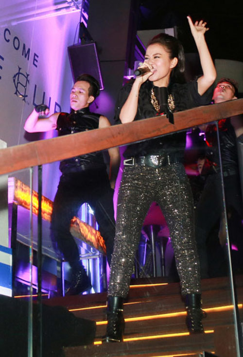 Thu Minh và lần hiếm hoi biểu diễn tại bar sau lấy chồng - 2