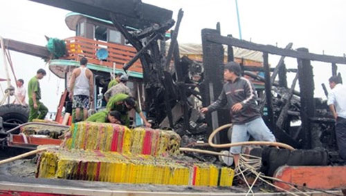 Tàu cá bất ngờ bốc cháy rừng rực vào rạng sáng - 1