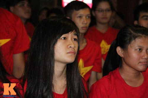 Fan Việt vỡ òa sau trận đấu cống hiến của U19 VN - 15