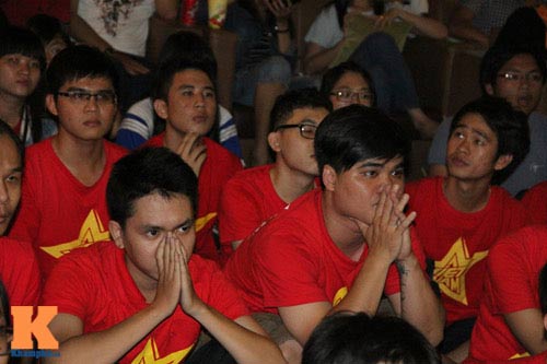 Fan Việt vỡ òa sau trận đấu cống hiến của U19 VN - 14