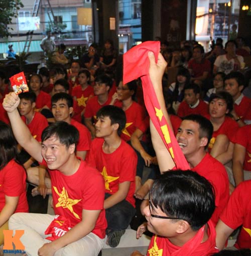 Fan Việt vỡ òa sau trận đấu cống hiến của U19 VN - 13
