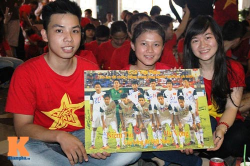 Fan Việt vỡ òa sau trận đấu cống hiến của U19 VN - 1