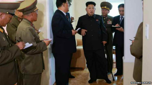 Nhà lãnh đạo Kim Jong-un bất ngờ chống gậy tái xuất - 1