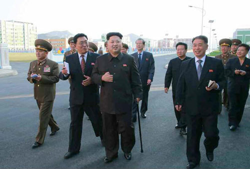 Nhà lãnh đạo Kim Jong-un bất ngờ chống gậy tái xuất - 3