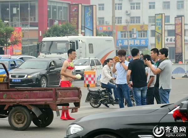 Chàng trai mặc đồ lót phụ nữ bị ném đá - 4