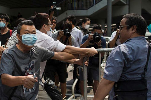 Sinh viên Hong Kong hối hả dựng thêm "chiến lũy" - 2