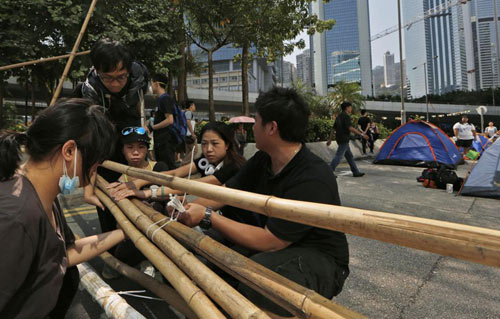 Sinh viên Hong Kong hối hả dựng thêm "chiến lũy" - 1