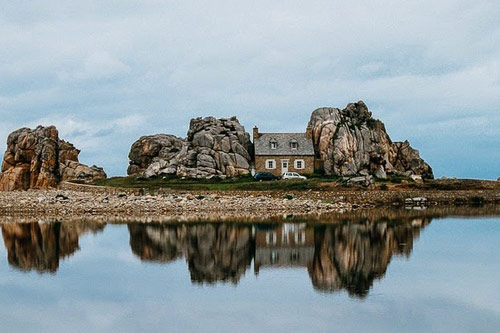 Đến Pháp xem ngôi nhà “mắc kẹt” giữa hai tảng đá - 1