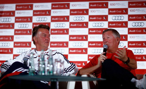 Sir Alex khuyến khích Van Gaal mua thêm ngôi sao - 1