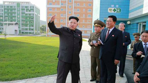 Nhà lãnh đạo Kim Jong-un bất ngờ chống gậy tái xuất - 2