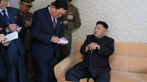 Nhà lãnh đạo Kim Jong-un bất ngờ chống gậy tái xuất - 5