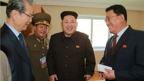Nhà lãnh đạo Kim Jong-un bất ngờ chống gậy tái xuất - 4