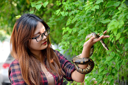 Nữ sinh Báo chí với sở thích ''đá lưỡi'' hôn trăn - 1