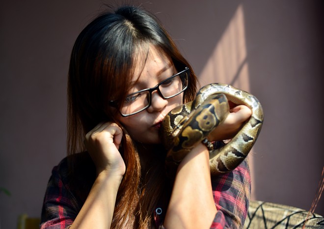 Nữ sinh Báo chí với sở thích ''đá lưỡi'' hôn trăn - 6