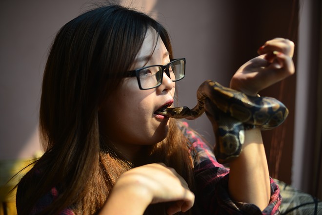 Nữ sinh Báo chí với sở thích ''đá lưỡi'' hôn trăn - 7