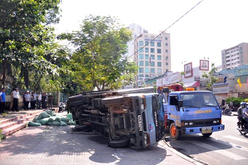 Xe lật đè chết người ở vỉa hè: Nắp cống bị sụp mới thay - 3