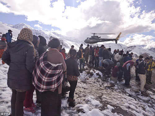 Ảnh: Đưa xác nạn nhân vụ lở tuyết ở Nepal xuống núi - 1