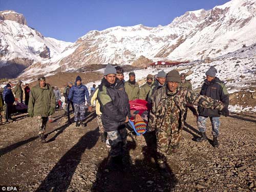 Ảnh: Đưa xác nạn nhân vụ lở tuyết ở Nepal xuống núi - 2