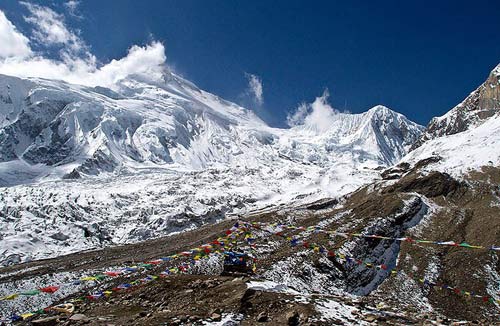 Ảnh: Đưa xác nạn nhân vụ lở tuyết ở Nepal xuống núi - 7