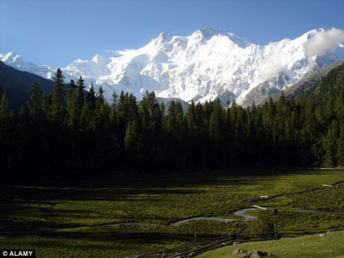 Ảnh: Đưa xác nạn nhân vụ lở tuyết ở Nepal xuống núi - 9