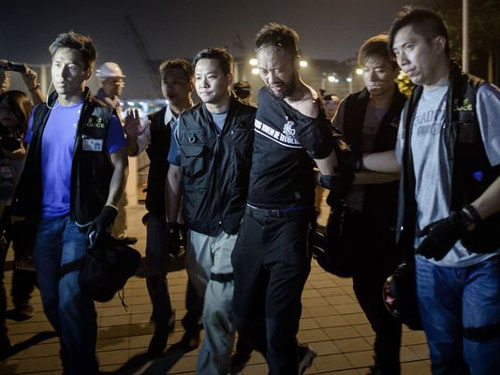 Hong Kong: Người dân phẫn nộ với cảnh sát bạo lực - 1
