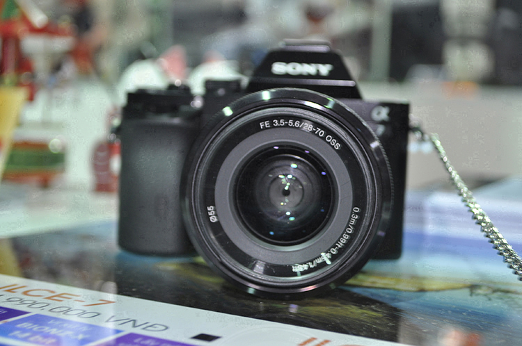 Máy ảnh Sony SLT-A99V.
