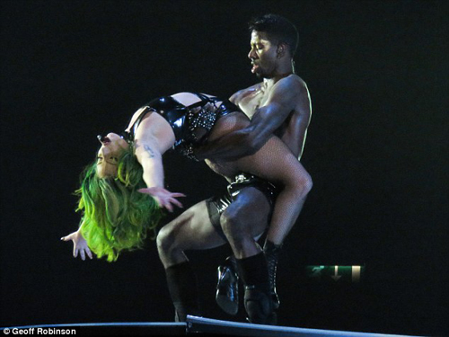Lady Gaga "nổi loạn" trên sân khấu - 1
