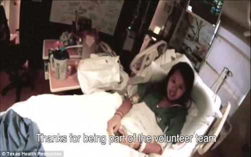 Y tá gốc Việt nhiễm Ebola bật khóc khi chuyển viện - 1