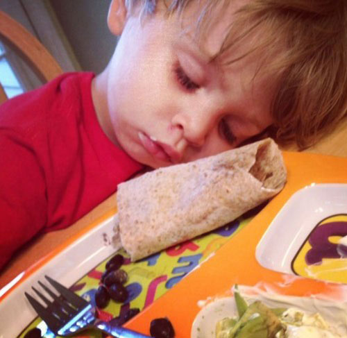 Hài hước với những nhóc tì "vừa ăn vừa ngủ" - 2