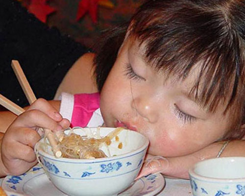 Hài hước với những nhóc tì "vừa ăn vừa ngủ" - 3