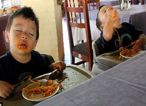 Hài hước với những nhóc tì "vừa ăn vừa ngủ" - 4