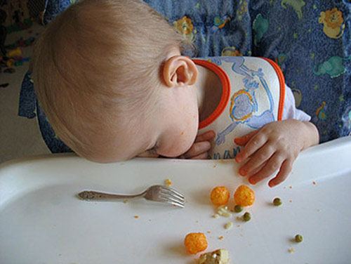 Hài hước với những nhóc tì "vừa ăn vừa ngủ" - 5