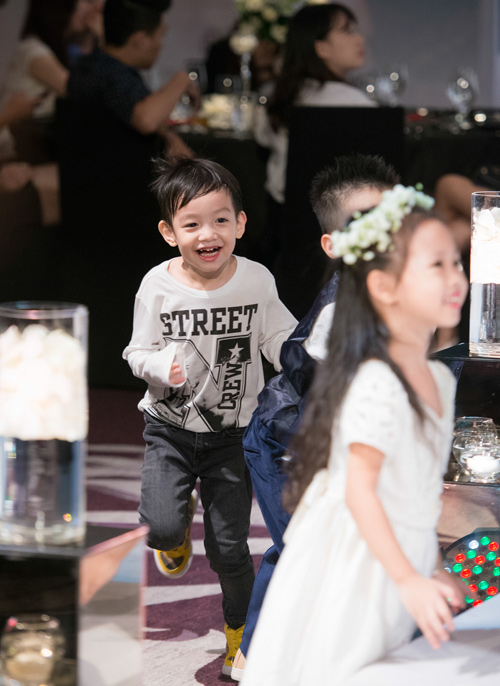 Loạt ảnh hiếu động đáng yêu của con trai Hà Hồ - 3