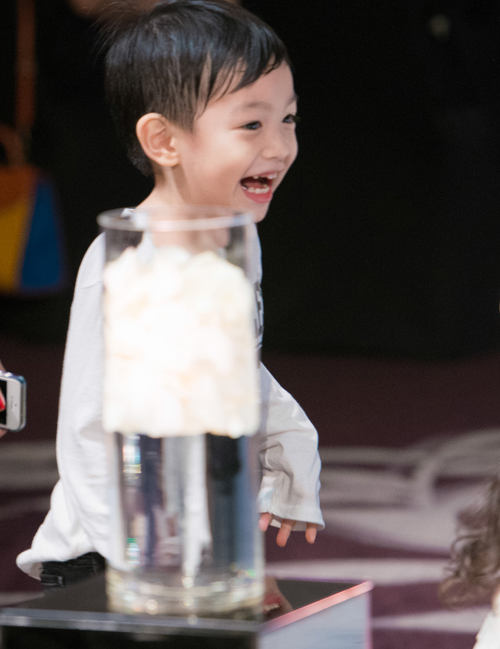 Loạt ảnh hiếu động đáng yêu của con trai Hà Hồ - 2