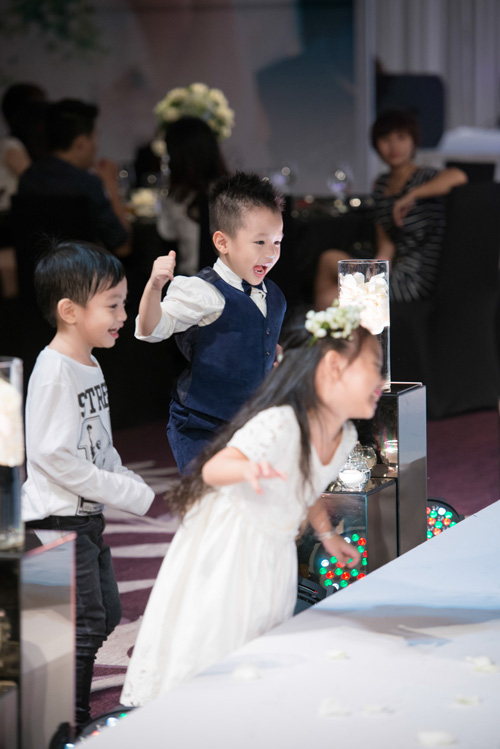 Loạt ảnh hiếu động đáng yêu của con trai Hà Hồ - 4