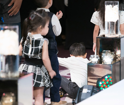 Loạt ảnh hiếu động đáng yêu của con trai Hà Hồ - 5