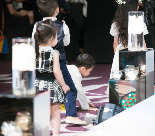 Loạt ảnh hiếu động đáng yêu của con trai Hà Hồ - 6