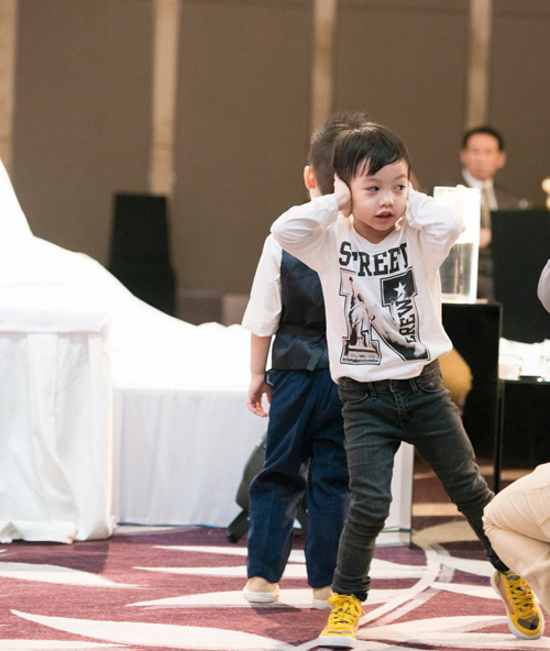 Loạt ảnh hiếu động đáng yêu của con trai Hà Hồ - 8