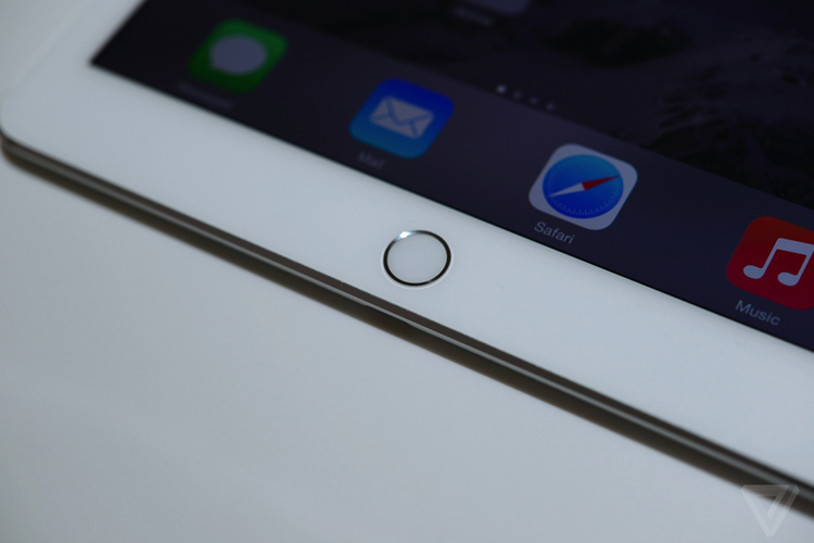 Apple vừa chính thức trình làng chiếc máy tính bảng mới có tên gọi iPad Air 2 với kích thước mỏng 6,1mm, biến nó trở thành chiếc tablet mỏng nhất thế giới hiện nay và có sẵn trong phiên bản màu vàng và bạc.
