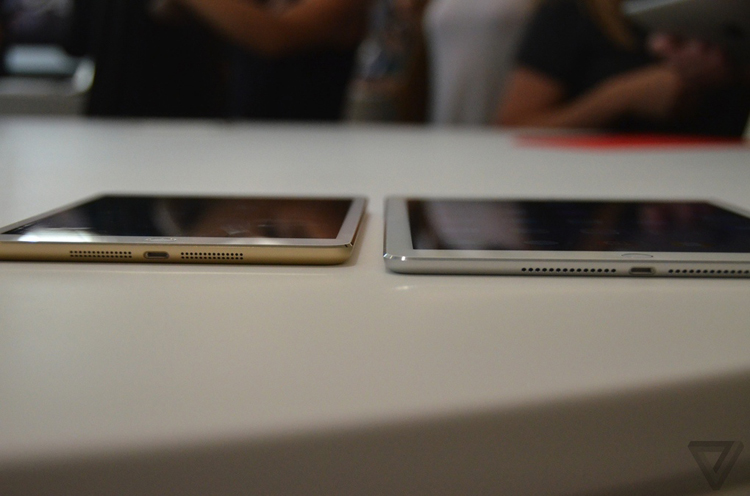 Phía Apple công bố, iPad Air 2 phiên bản 16GB có giá 499 USD (tương đương 10,6 triệu đồng) như phiên bản trước. Cũng giống như trên iPhone, phiên bản 32GB đã biến mất và phiên bản 64GB sẽ có giá bán là 599 USD (tương đương 12,7 triệu đồng), phiên bản 128GB là 699 USD (tương đương 14,8 triệu đồng). Còn các phiên bản LTE sẽ có giá mắc hơn 130 USD (tương đương 2,7 triệu đồng).

