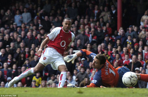 Nhớ về kỷ lục bất bại của Arsenal 10 năm trước - 5