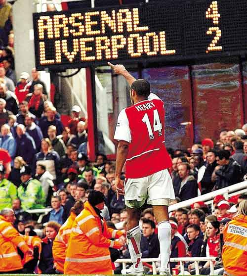 Nhớ về kỷ lục bất bại của Arsenal 10 năm trước - 7