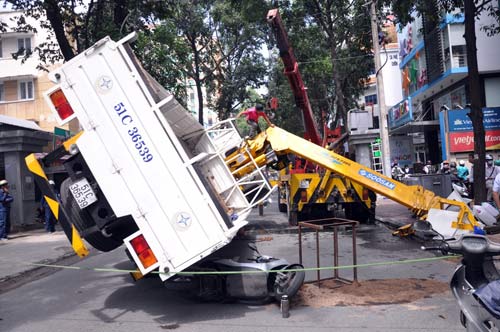 Sài Gòn: Thầy giáo thoát chết khi xe tải lật nhào - 1