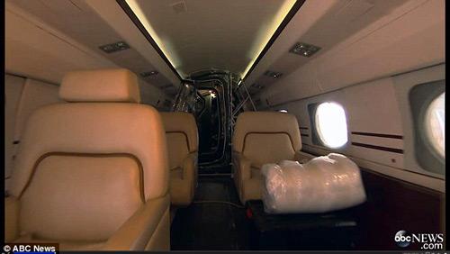 Khám phá chuyên cơ chở nữ y tá gốc Việt nhiễm Ebola - 3
